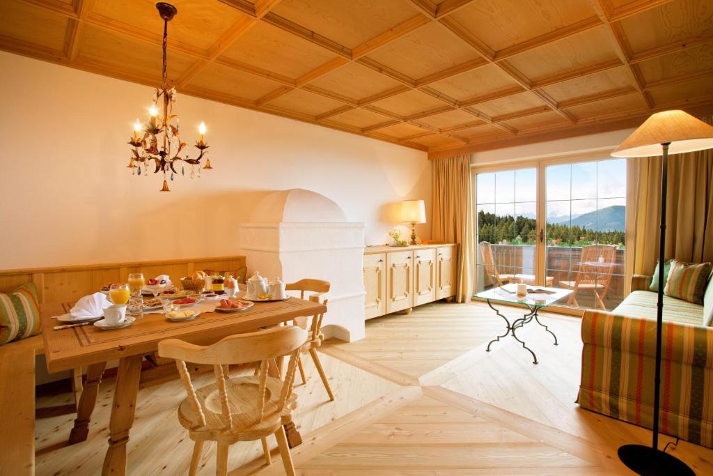 ホテル レーヘンホフ ナチュール ゼーフェルト・イン・チロル 部屋 写真